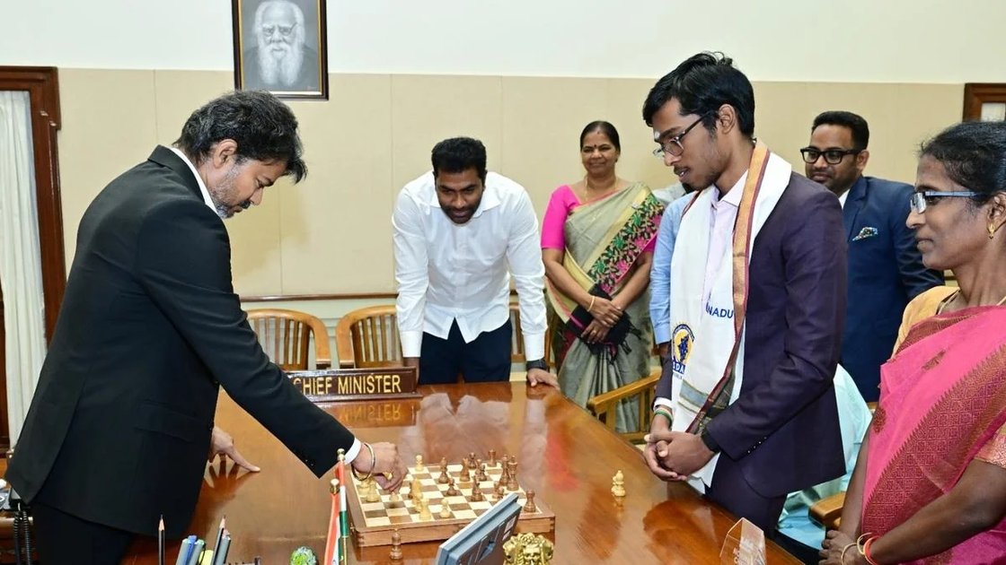 తమిళనాడు సీఎం విజయ్ ను ఓడించిన గ్రాండ్ మాస్టర్ ప్రజ్ఞానంద.. వీడియో వైరల్