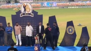కేరళ క్రికెట్ దిగ్గజాలు శ్రీశాంత్ సంజూ మధ్య హ్యాండ్‌షేక్ మిస్