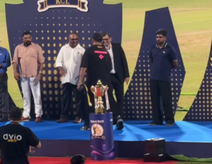 కేరళ క్రికెట్ దిగ్గజాలు శ్రీశాంత్ సంజూ మధ్య హ్యాండ్‌షేక్ మిస్